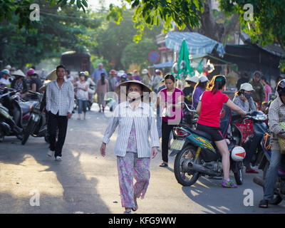 Saigon, Vietnam - juin 2017 : matin occupé street de légumes du marché, Saigon, Vietnam. Banque D'Images