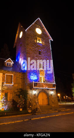 Argentine bariloche centre vieille ville bâtiments en briques Décorées pour Noël. arbre de Noël avec des lumières rouge et bleu et la lune en arrière-plan. Banque D'Images