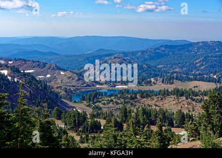 Vista de lassen peak dans lassen volcanic national park sur le lac Helen dans l'avant-plan Banque D'Images