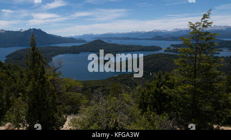 Boîtier robuste et des admirables sommets de montagnes du parc national de lago nahuel à Bariloche, Argentine sur une journée claire avec un ciel bleu intense et les lacs. Banque D'Images