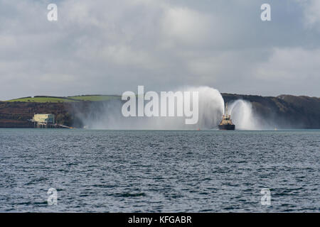 Svitzer gelliswick impressionnante sortie de jets d'eau à partir de la lutte contre l'incendie des injecteurs à Milford Haven sur une journée calme Banque D'Images