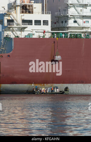 Charges de superpétroliers gnl magasins dispositions barge Banque D'Images