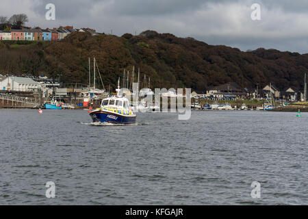 Bateau de patrouille de la police de quitter le Neyland yacht haven Banque D'Images