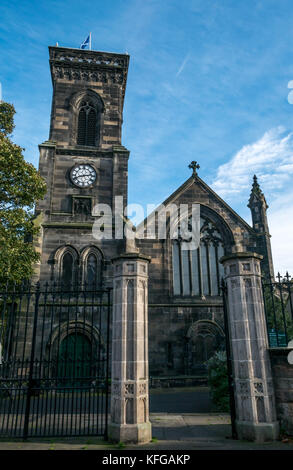 Tour de l'horloge de l'église paroissiale de Leith, Église d'Écosse, construit au xixe siècle par Thomas Hamilton avec grande fenêtre et des piliers Banque D'Images