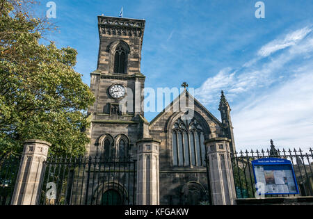 Tour de l'horloge de l'église paroissiale de Leith, Église d'Écosse, construit au xixe siècle par Thomas Hamilton avec grande fenêtre et des piliers Banque D'Images