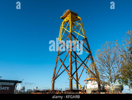 Les éoliennes sous-marines sur la plate-forme de turbine barge Boskallis avant transport à Béatrice le parc éolien dans la mer du Nord, de Leith Docks, Ecosse, Royaume-Uni Banque D'Images