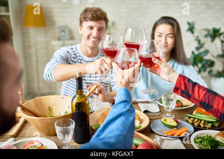 Friends Toasting au dîner de Thanksgiving Banque D'Images