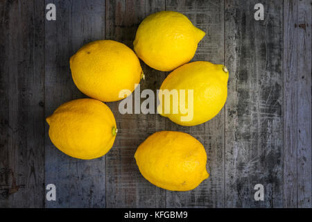 Citrons frais sur une planche en bois historique Banque D'Images