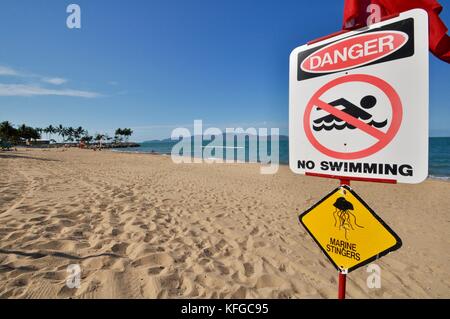 Pas de piscine panneau d'avertissement sur une plage sur le Strand, Townsville, Queensland, Australie Banque D'Images