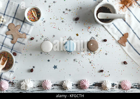 Pots de bonbons dans le centre de la table avec des biscuits et des bonbons. Vue de dessus. Banque D'Images