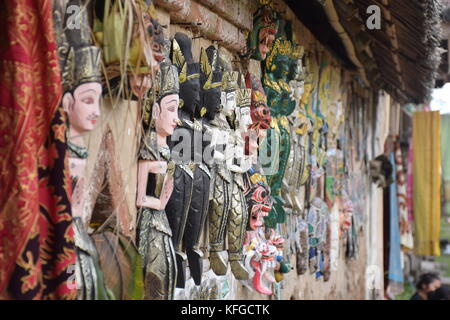 L'intérieur des masques en bois traditionnel de Bali aga tenganan village autochtone à Bali, Indonésie Banque D'Images