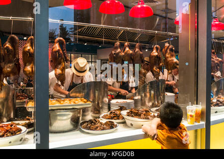 Les canards rôtis en fenêtre comme garçon montres à un restaurant à Shenzhen, province de Guangdong, Chine Banque D'Images