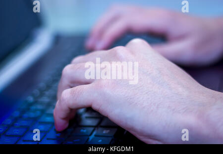 Mans mains de taper au clavier Banque D'Images