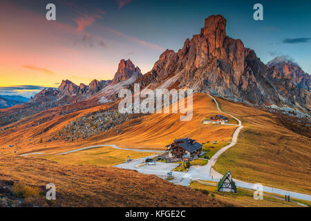 Magnifique coucher de soleil paysage, passage alpin et de hautes montagnes, Passo Giau avec célèbre ra gusela, nuvolau peaks en arrière-plan, Dolomites, Italie, Europe Banque D'Images