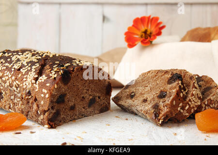 Pain et tranches de seigle sans levain sans levure avec abricots secs et raisins secs graines de lin et de sésame Banque D'Images