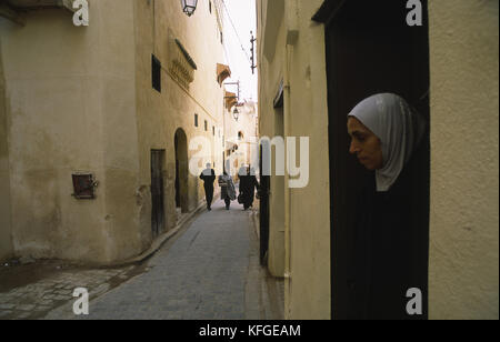 14.11.2010, Fès, Maroc, Afrique - une femme se tient à la porte d'une maison de la médina de Fes. Banque D'Images