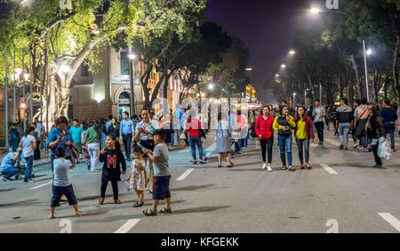 Les rues de Hanoi Vietnam dans la nuit Banque D'Images