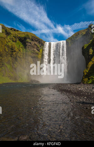 Vue de la cascade Skogafoss en Islande Banque D'Images