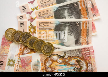 Close up of Royal Bank of Scotland nouveau polymère plastique 10 livres £10 nouveaux billets et une livre hexagonal €1 pièces, sur fond blanc Banque D'Images