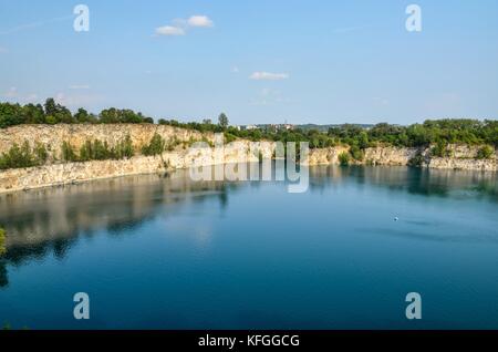 Belle carrière avec l'eau du réservoir d'eau bleu. zakrzowek à Cracovie, Pologne. Banque D'Images