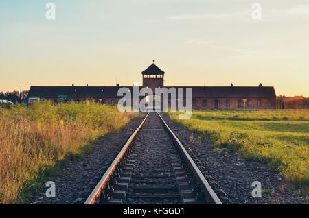 OSWIECIM, POLOGNE - 29 JUILLET 2017 : la porte principale du camp de concentration Auschwitz Birkenau à Oswiecim, Pologne. Banque D'Images