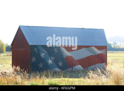 Ranch house building avec le drapeau américain peint sur le côté Banque D'Images