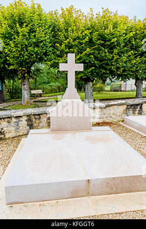 Colombey-les-Deux-Églises (départements de la Haute-Marne, France) : Cimetière avec le lieu de repos du général Charles de Gaulle et sa femme Banque D'Images