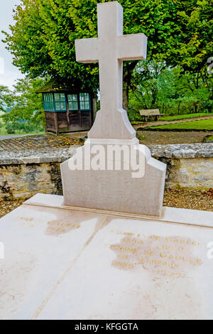 Colombey-les-Deux-Églises (départements de la Haute-Marne, France) : Cimetière avec le lieu de repos du général Charles de Gaulle et sa femme Banque D'Images