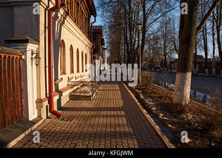 Les bâtiments de faible hauteur, le trottoir est couvert de tuiles. La route est couverte d'asphalte. entre la route et le trottoir, faire pousser des arbres.suzdal.golden Banque D'Images