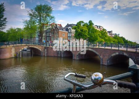 Amsterdam, avec des fleurs et des vélos sur les ponts sur les canaux, la Hollande, Pays-Bas. Banque D'Images