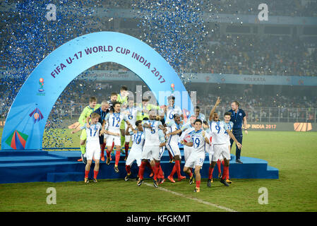 Kolkata, Inde. 28 oct, 2017. L'angleterre célébrer leurs joueurs de boire la coupe du monde fifa u 17 Inde 2017 à Kolkata. L'angleterre remporte la coupe du monde fifa u 17 Inde 2017 Le 28 octobre, 2017 à Kolkata. crédit : saikat paul/pacific press/Alamy live news Banque D'Images