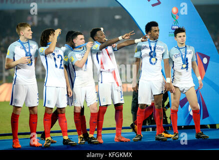 Kolkata, Inde. 28 oct, 2017. L'angleterre célébrer leurs joueurs de boire la coupe du monde fifa u 17 Inde 2017 à Kolkata. L'angleterre remporte la coupe du monde fifa u 17 Inde 2017 Le 28 octobre, 2017 à Kolkata. crédit : saikat paul/pacific press/Alamy live news Banque D'Images