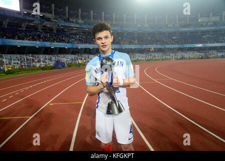 Kolkata, Inde. 28 oct, 2017. L'Angleterre George mceachran célèbre leur conquête de la coupe du monde fifa u 17 Inde 2017 à Kolkata. L'angleterre remporte la coupe du monde fifa u 17 Inde 2017 Le 28 octobre, 2017 à Kolkata. crédit : saikat paul/pacific press/Alamy live news Banque D'Images
