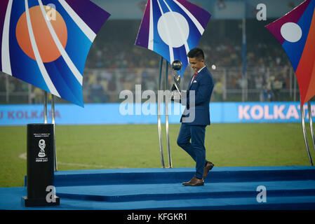Kolkata, Inde. 28 oct, 2017 Le capitaine indien sunil chetri. apporte la coupe du monde fifa u 17 Inde 2017 trophée en kolkata. L'angleterre remporte la coupe du monde fifa u 17 Inde 2017 Le 28 octobre, 2017 à Kolkata. crédit : saikat paul/pacific press/Alamy live news Banque D'Images