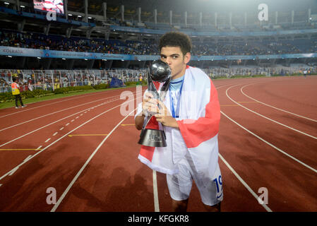Kolkata, Inde. 28 oct, 2017. L'angleterre morgan gibbs white célèbre leur conquête de la coupe du monde fifa u 17 Inde 2017 à Kolkata. L'angleterre remporte la coupe du monde fifa u 17 Inde 2017 Le 28 octobre, 2017 à Kolkata. crédit : saikat paul/pacific press/Alamy live news Banque D'Images