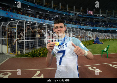 Kolkata, Inde. 28 oct, 2017. L'angleterre philip foden célèbre leur conquête de la coupe du monde fifa u 17 Inde 2017 à Kolkata. L'angleterre remporte la coupe du monde fifa u 17 Inde 2017 Le 28 octobre, 2017 à Kolkata. crédit : saikat paul/pacific press/Alamy live news Banque D'Images