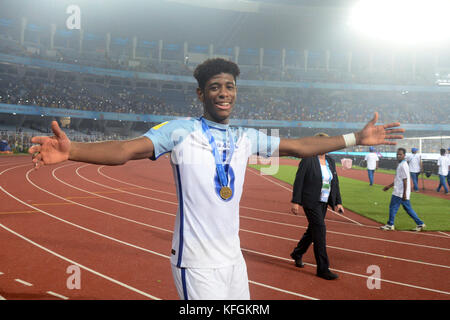 Kolkata, Inde. 28 oct, 2017. L'angleterre jonathan panzo célèbre leur conquête de la coupe du monde fifa u 17 Inde 2017 à Kolkata. L'angleterre remporte la coupe du monde fifa u 17 Inde 2017 Le 28 octobre, 2017 à Kolkata. crédit : saikat paul/pacific press/Alamy live news Banque D'Images