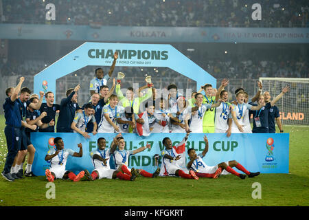 Kolkata, Inde. 28 oct, 2017. L'angleterre célébrer leurs joueurs de boire la coupe du monde fifa u 17 Inde 2017 à Kolkata. L'angleterre remporte la coupe du monde fifa u 17 Inde 2017 Le 28 octobre, 2017 à Kolkata. crédit : saikat paul/pacific press/Alamy live news Banque D'Images