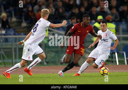 Roma s gerson, centre, est contesté par Bologne filip helander, gauche, et Cesar falletti, au cours de la serie a match de foot entre Rome et Bologne au stade olympique. (Photo de Riccardo de Luca / pacific press) Banque D'Images