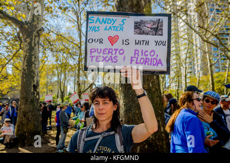 New York, États-Unis. 28 octobre 2017. Des milliers de New-Yorkais se sont réunis pour le #Sandy5 mars le 28 octobre 2017 pour commémorer le cinquième anniversaire de la grande tempête Sandy. En traversant le pont de Brooklyn par une vague bleue, les participants exigent une action puissante sur le climat de la part des élus de New York. Plus de 150 organisations locales, nationales et nationales, avec une forte représentation des quartiers touchés par la tempête, ont signé la marche. Crédit : Erik McGregor/Pacific Press/Alay Live News Banque D'Images