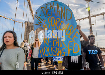 New York, États-Unis. 28 octobre 2017. Des milliers de New-Yorkais se sont réunis pour le #Sandy5 mars le 28 octobre 2017 pour commémorer le cinquième anniversaire de la grande tempête Sandy. En traversant le pont de Brooklyn par une vague bleue, les participants exigent une action puissante sur le climat de la part des élus de New York. Plus de 150 organisations locales, nationales et nationales, avec une forte représentation des quartiers touchés par la tempête, ont signé la marche. Crédit : Erik McGregor/Pacific Press/Alay Live News Banque D'Images