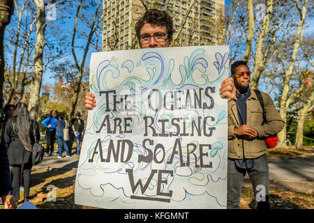 New York, États-Unis. 28 octobre 2017. Des milliers de New-Yorkais se sont réunis pour le #Sandy5 mars le 28 octobre 2017 pour commémorer le cinquième anniversaire de la grande tempête Sandy. En traversant le pont de Brooklyn par une vague bleue, les participants exigent une action puissante sur le climat de la part des élus de New York. Plus de 150 organisations locales, nationales et nationales, avec une forte représentation des quartiers touchés par la tempête, ont signé la marche. Crédit : Erik McGregor/Pacific Press/Alay Live News Banque D'Images