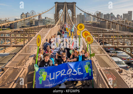 New York, États-Unis. 28 octobre 2017. Des milliers de New-Yorkais se sont réunis pour le #Sandy5 mars le 28 octobre 2017 pour commémorer le cinquième anniversaire de la grande tempête Sandy. En traversant le pont de Brooklyn par une vague bleue, les participants exigent une action puissante sur le climat de la part des élus de New York. Plus de 150 organisations locales, nationales et nationales, avec une forte représentation des quartiers touchés par la tempête, ont signé la marche. Crédit : Erik McGregor/Pacific Press/Alay Live News Banque D'Images