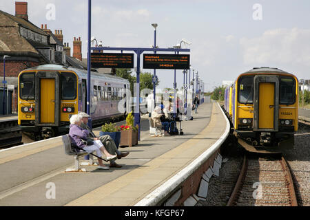 Trains et passagers à la gare de Cleethorpes, Royaume-Uni. Banque D'Images