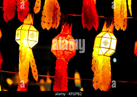 Lanterne thaïlandaise traditionnelle appelée Lanna Lanternes affichée dans le marché nocturne de Chiang mai, Thaïlande Banque D'Images