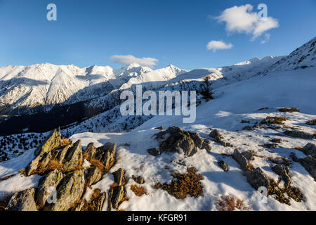 Paysage de montagne en hiver dans les montagnes de fagaras, Roumanie Banque D'Images