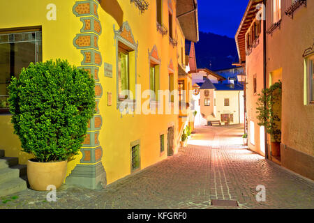 Ville de kastelruth Street view en soirée, Alpes du Tyrol du Sud Région de l'italie Banque D'Images