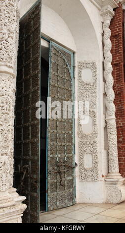 Une vieille porte en acier massif richement décorée Banque D'Images