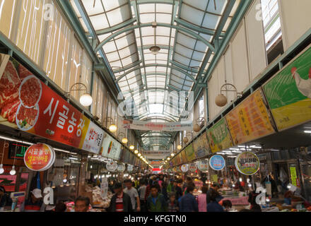 Seoul, Corée - oct 2nd, 2016 : marché traditionnel coréen modernisé avant les vacances (chuseok, jour de Thanksgiving coréen). Banque D'Images