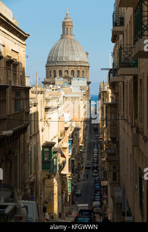 Scène avec Madonna tal-Karmnu - Basilique Notre Dame du Mont Carmel (célèbre église catholique romaine ) dome - Menthe et vieux Street, Valletta, Malte. Banque D'Images